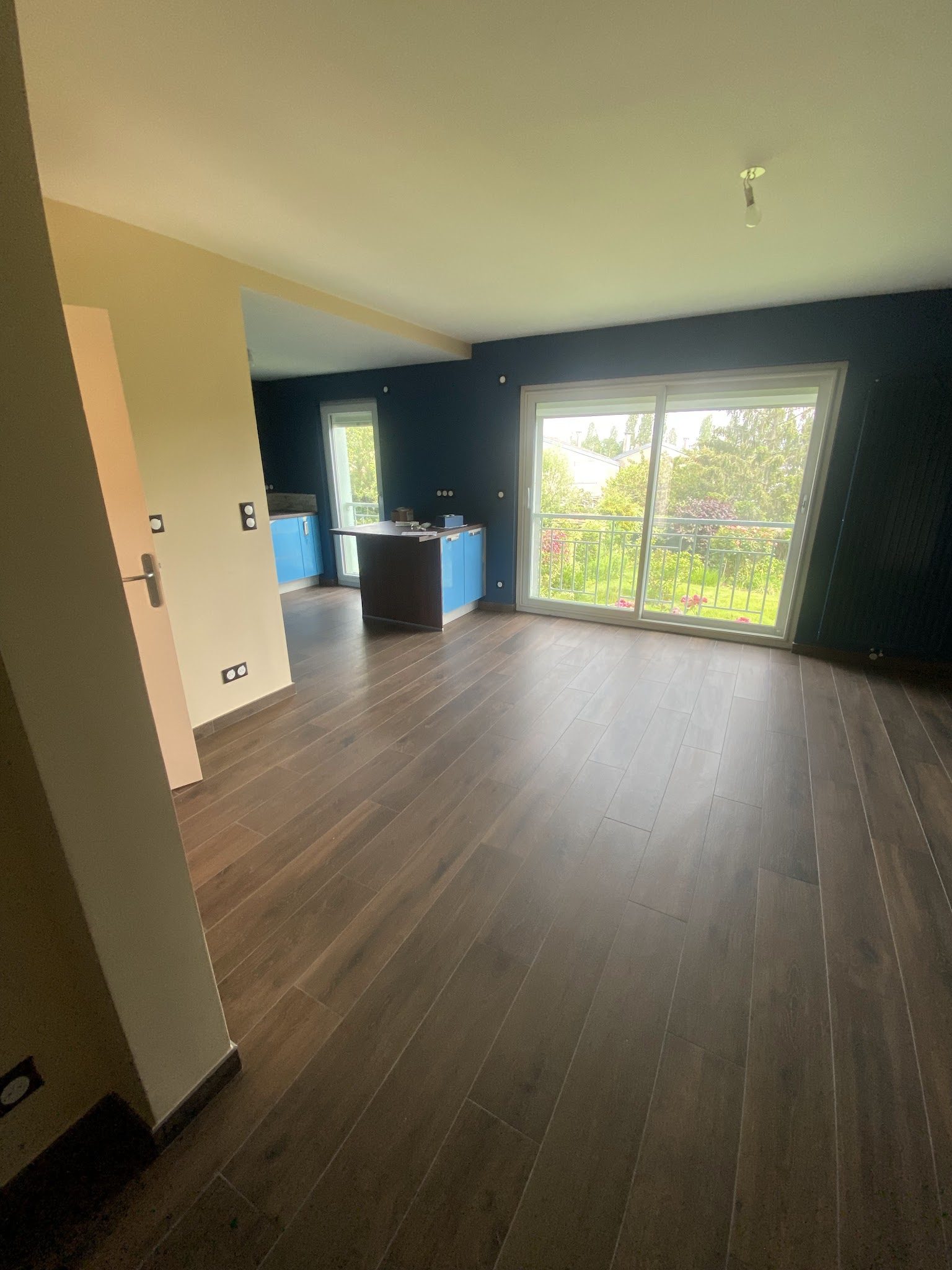 Séjour carrelé en grès effet parquet