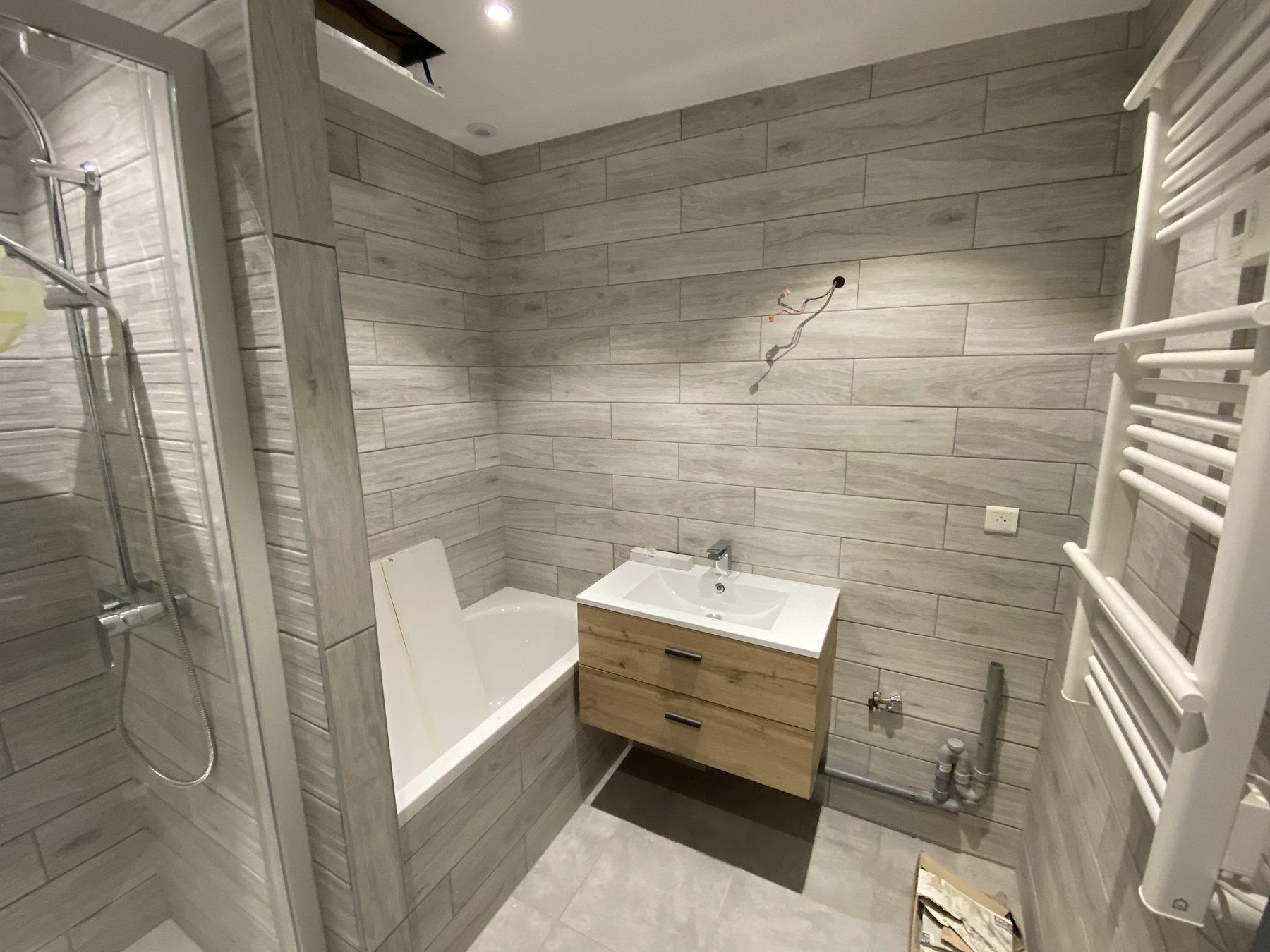 Salle de bains en faïence effet bois