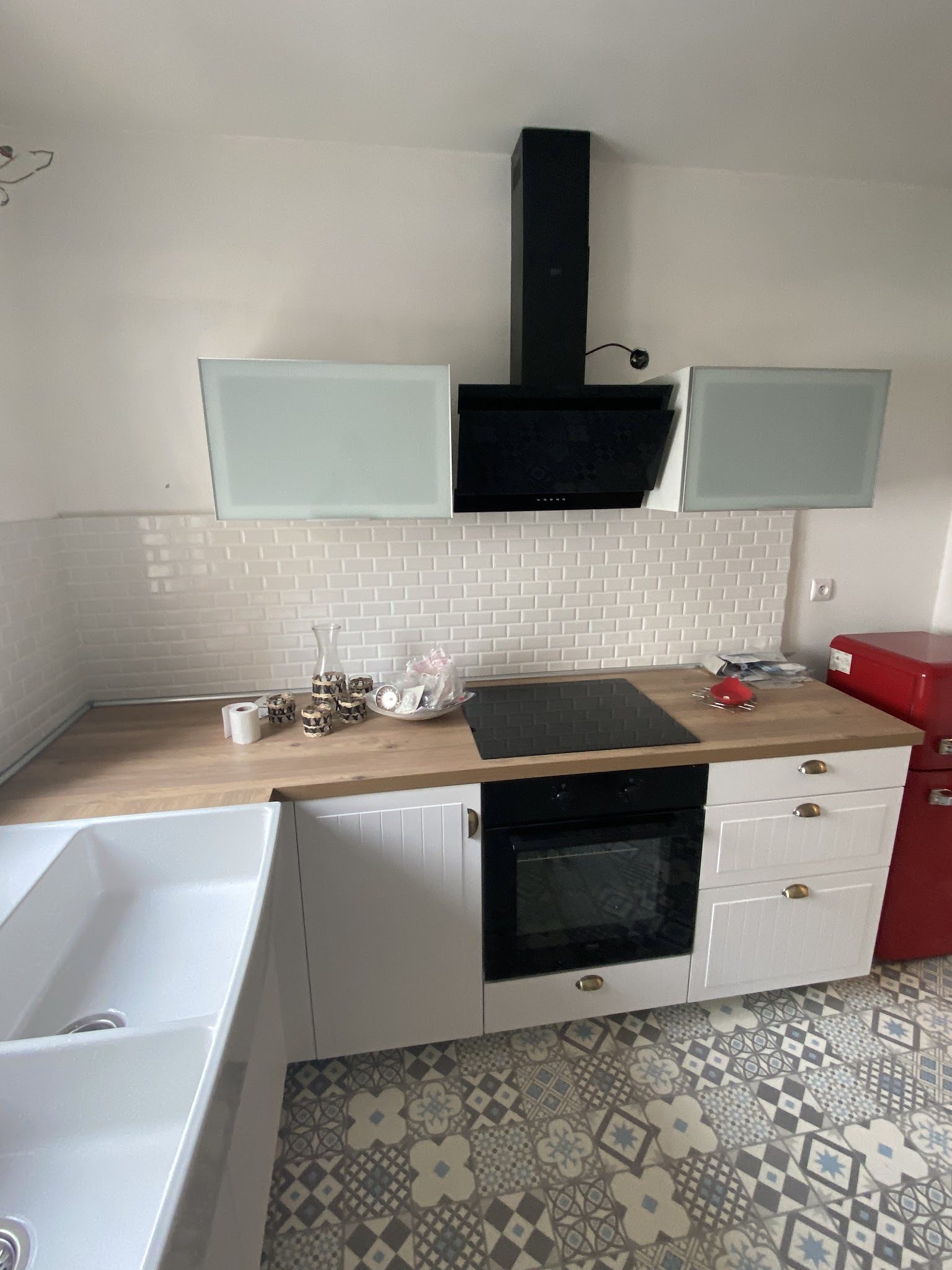 Cuisine avec sol à motifs carreaux de ciment et crédence en faïence métro