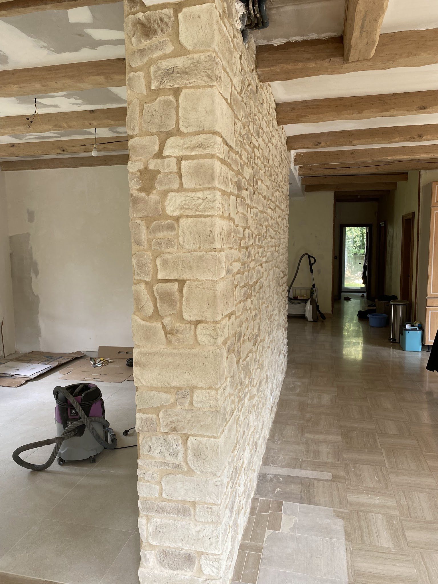 Rénovation en cours : mur en pierre et nouveau sol
